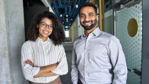 Pesquisa aponta que não há diferença entre homens e mulheres na liderança e outros artigos da semana – 24.04.2025